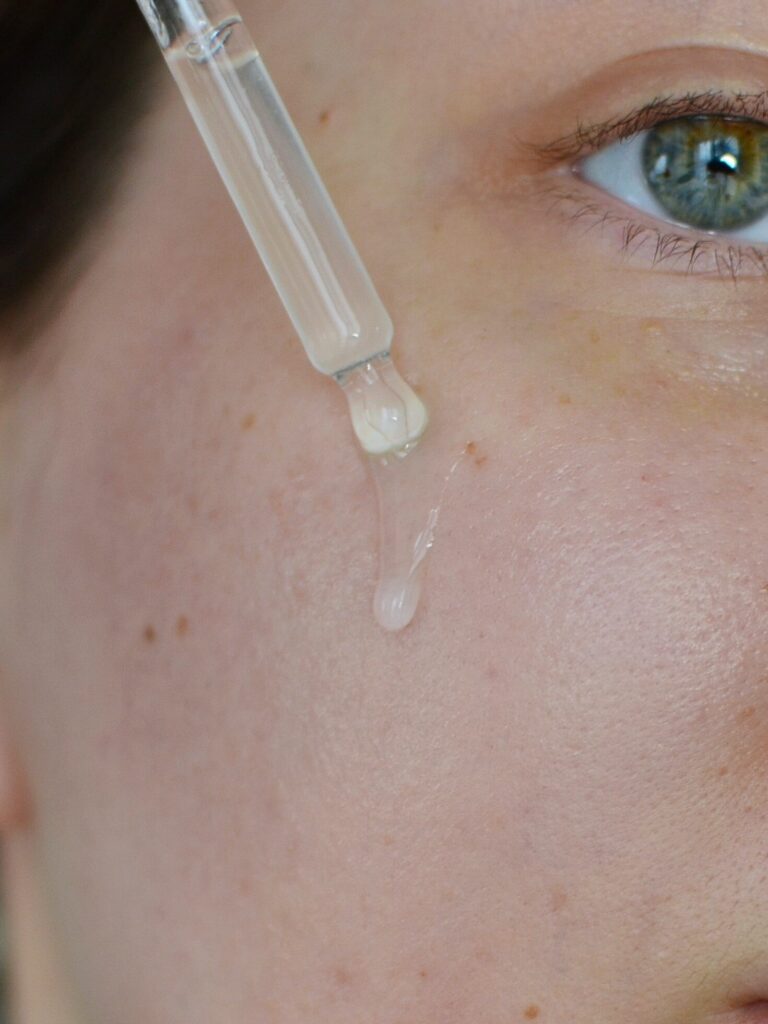 Lekkie serum rozświetlające z witaminą C od LiqPharm - aplikacja