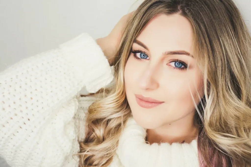 Uśmiechnięta blondynka w dobrze zrobionym makijażuŹródło: Unsplash.com
