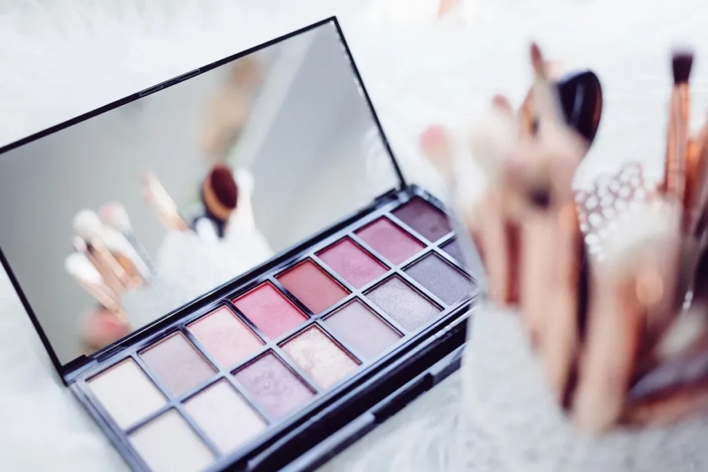 Paletka z cieniami do oczu dla blondynkiŹródło: Unsplash.com