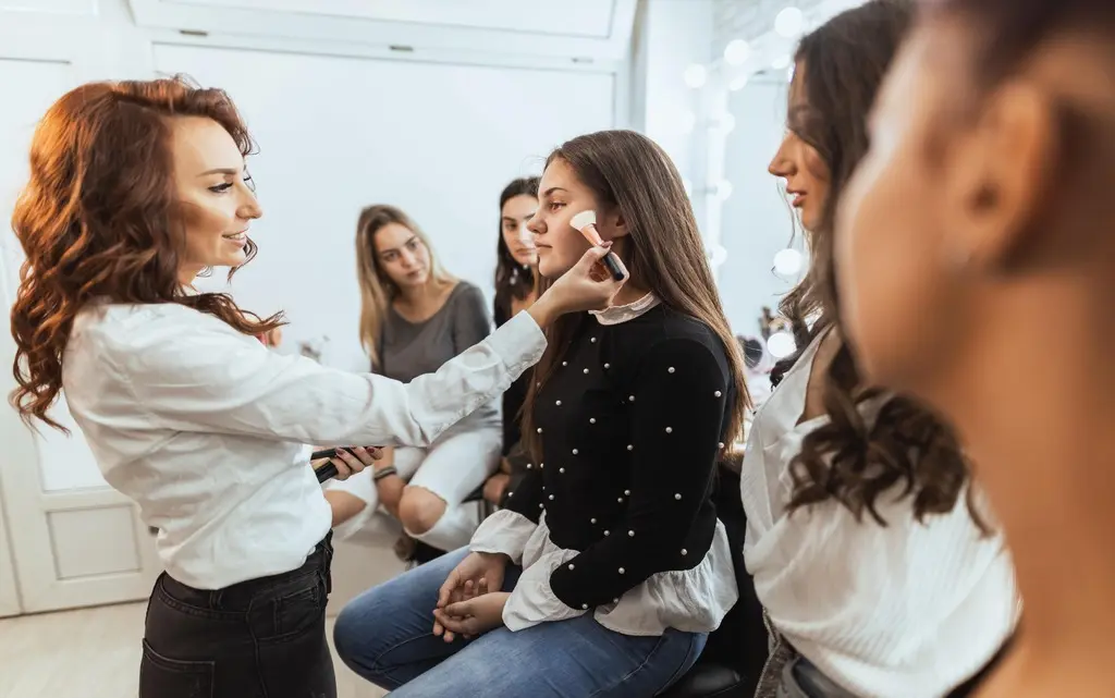 Młode dziewczyny nakursie robienia makijażuŹródło: Adobe Stock