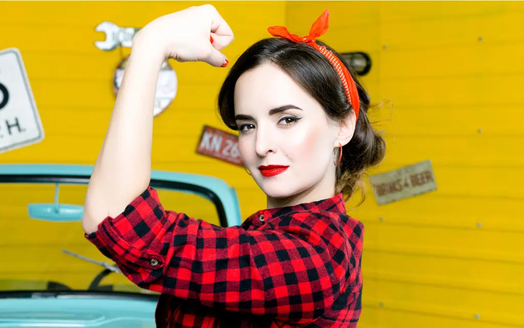 Młoda kobieta w kraciastej koszuli stylizowana na pin-up girl
