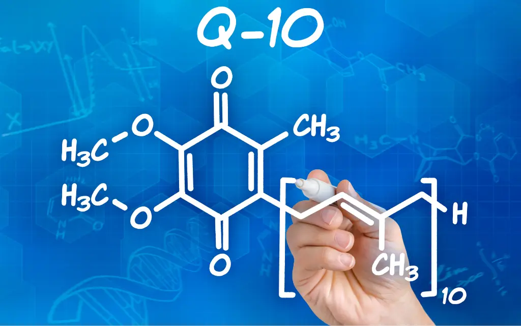 Na niebieskim tle przedstawiona budowa chemiczna Q10