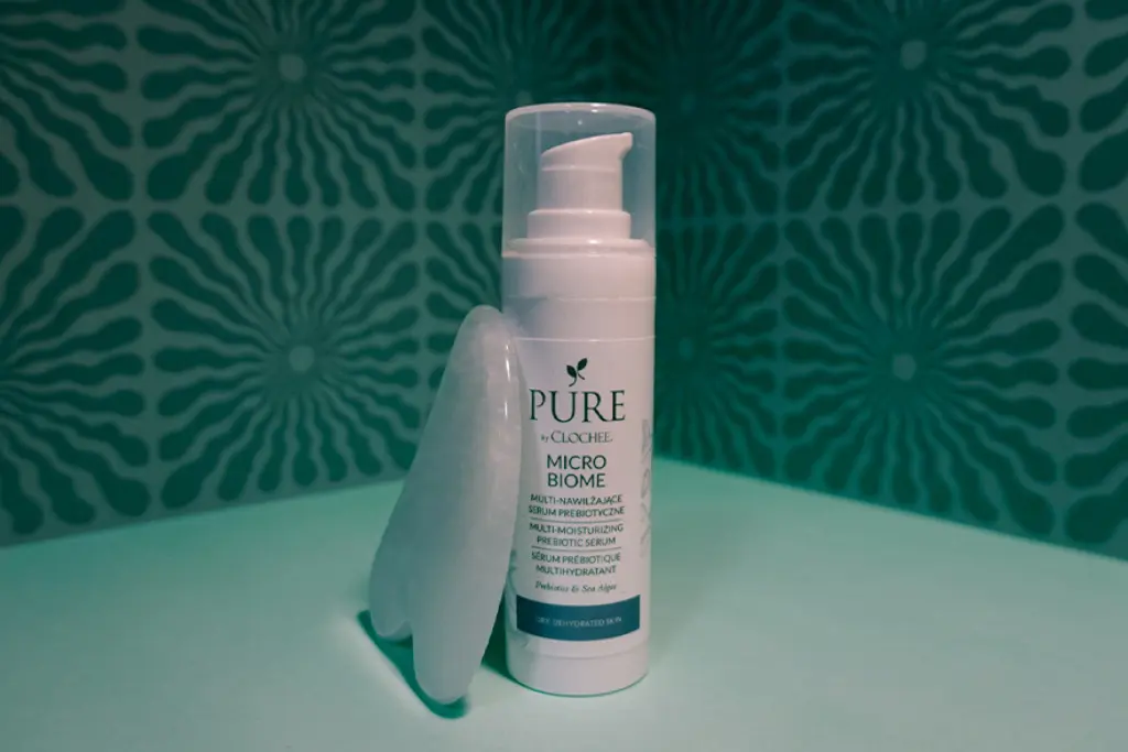 Pure By Clochee Microbiome z kamieniem guasha - tytułowa.