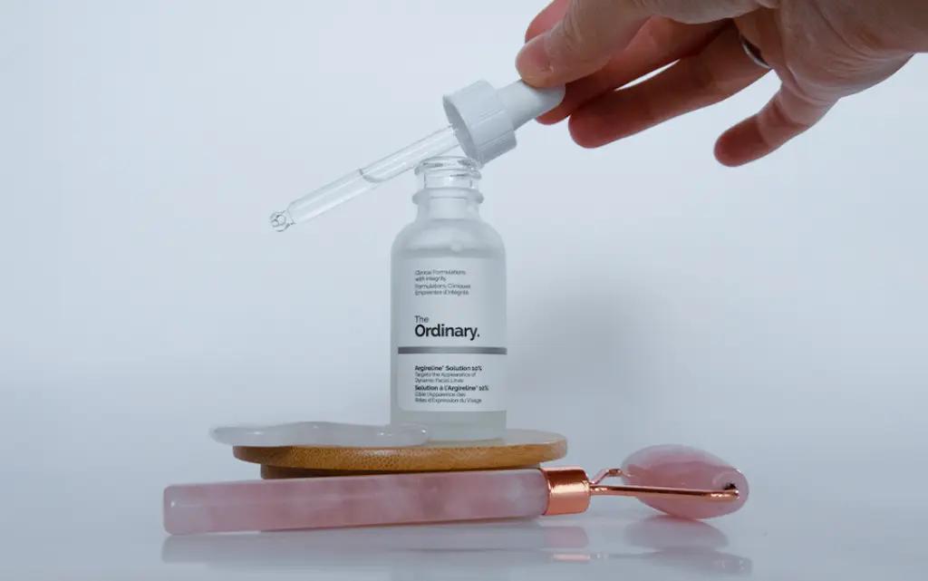 The Ordinary Argireline Solution 10% – Serum z 10% kompleksem peptydów Argireline na drewnianej podstawce z masażerami do twarzy - tytułowa.
