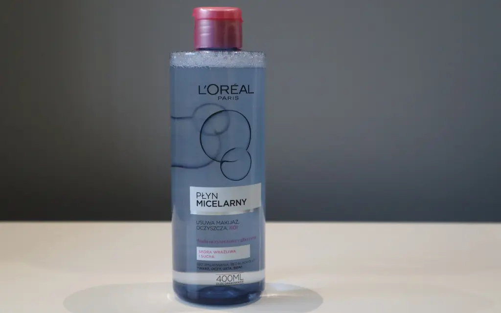 L'Oreal Paris Płyn micelarny skóra wrażliwa i sucha na tle szarej ściany