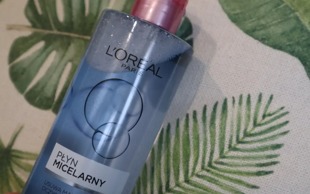 L'Oreal Paris Płyn micelarny skóra wrażliwa i sucha na tle beżowo-zielonej poduszki
