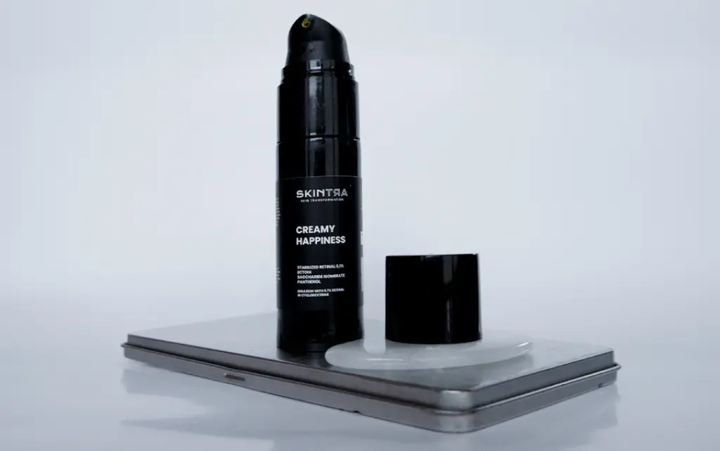 SkinTra Creamy Happiness – Emulsja z Retinalem 0,1% w Cyklodekstrynach na metalowej podkładce - zdjęcie.